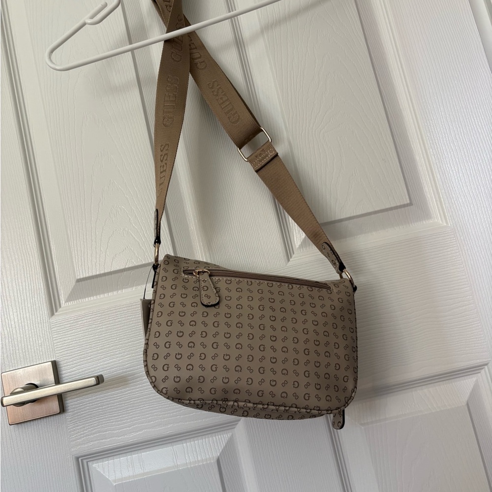 NWT Guess Taupe Logo Crossbody Bag - Picture 3 of 5